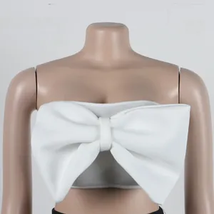 Detalle de primer plano del gran lazo blanco en este sexy top de tubo ajustado