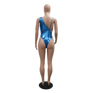 Achteraanzicht van metaalblauw badpak met strappy rugdetails op mannequin