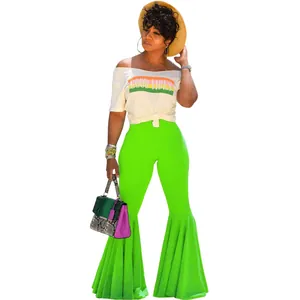 Pantalones de campana verde neón de cintura alta con detalle de volantes en el bajo