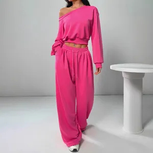 Ensemble deux pièces rose vif avec sweat à épaule dénudée et pantalon large