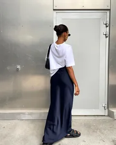 Vue détaillée d'une jupe sirène en satin noir à taille haute pour femme style chic