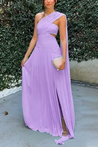 Dettaglio abito lungo plissettato lavanda monospalla con cut-out e spacco alto sulla gamba.