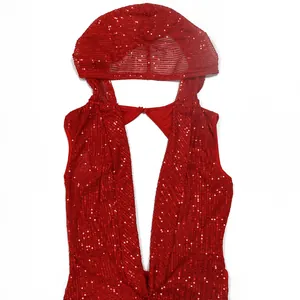 Détail d'une robe rouge à paillettes avec capuche, décolleté en V profond et éclat