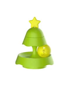 Detail eines weihnachtsbaumförmigen Katzen-Puzzlespielzeugs mit gelbem Ball