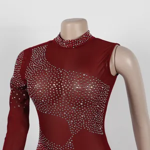 Primer plano de vestido de malla burdeos con brillantes patrones de diamantes de imitación