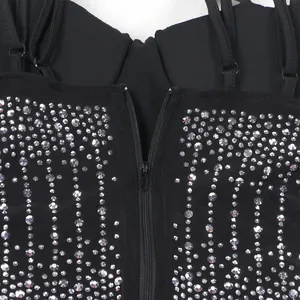 Dettaglio macro di un abito aderente nero con strass argentati e chiusura con cerniera lampo