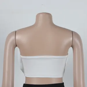 Detalle de la vista trasera de un top de tubo blanco sexy y ajustado para mujer