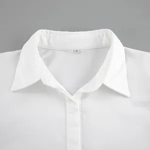 Primo piano dettagliato del colletto di una camicia di cotone bianca con taglia M
