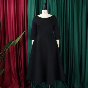 Elegantes schwarzes A-Linien-Midikleid mit 3/4-Ärmeln auf einer Schneiderpuppe präsentiert