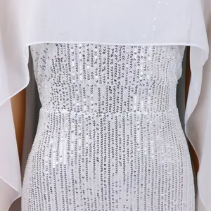 Detailansicht eines weißen Pailletten-Abendkleids mit elegantem Chiffon-Cape-Overlay-Design.
