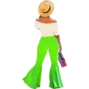 Vista trasera de pantalones acampanados ajustados con un dobladillo de volantes verde neón.