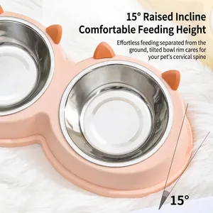 Roze dubbele voerbak van roestvrij staal met kattenoren en 15 graden kantelbaar design.