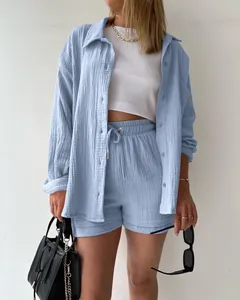 Modisches blaues zweiteiliges Set mit Langarmhemd und passenden Shorts mit Kordelzug