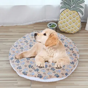 Zachte ronde pluche huisdiermat met schattige pootafdrukken voor honden en katten.