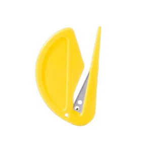 Tagliacarte in plastica gialla e taglierino di sicurezza per buste e piccoli lavori