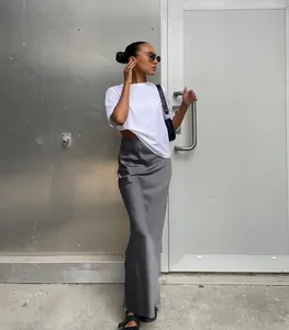Mannequin portant une jupe longue en satin gris anthracite à taille haute