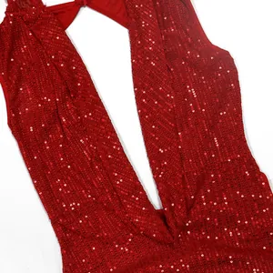 Détail des paillettes rouges scintillantes sur une robe de soirée longue à décolleté en V