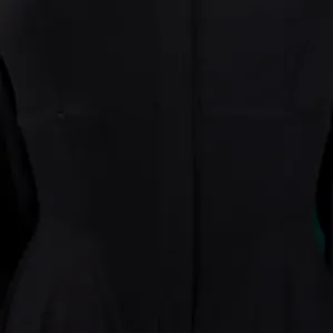 Primer plano detallado de un vestido negro de manga larga que muestra la cintura y tela