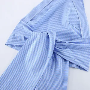 Gros plan d'un haut dos nu à rayures bleues et blanches avec des détails en strass.