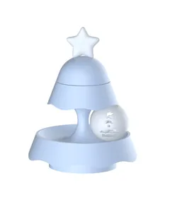 Detailansicht eines hellblauen Katzen-Drehspielzeugs in Weihnachtsbaumform mit Ball