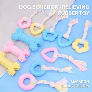 Vista dettagliata di vari giocattoli da masticare per cani in TPR color macaron con varie forme