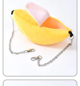 Détail du hamac en peluche en forme de banane pour animaux avec chaînes en métal