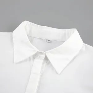 Primo piano del colletto e della trama del tessuto di una camicia bianca in cotone