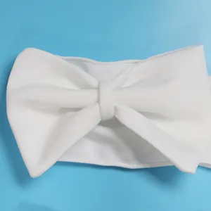 Detalle del lazo blanco de gran tamaño en un top palabra de honor sexy de malla