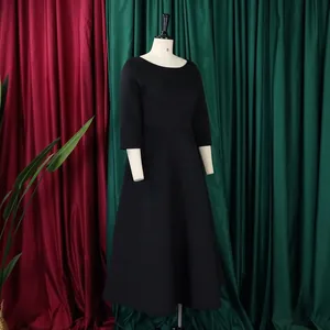 Elegantes schwarzes A-Linien-Abendkleid mit halben Ärmeln auf einer professionellen Schneiderpuppe