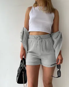 Nahaufnahme der grauen, texturierten Sommershorts mit Kordelzug für Damen und Hemd-Set