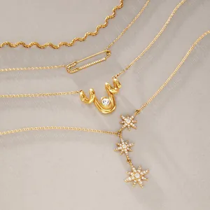 Vue détaillée de plusieurs colliers en acier inoxydable doré avec pendentifs étoile et épingle