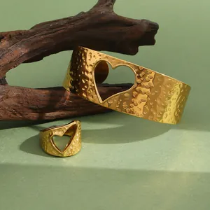 Bracelet manchette et bague en acier inoxydable plaqué or 18 carats avec cœur creux
