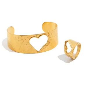 Parure de bijoux en acier doré 18K avec bracelet et bague martelés à cœur ajouré