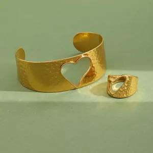 Détail de l'ensemble bracelet et bague martelés plaqué or 18 carats avec découpe cœur