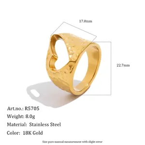 Vue macro détaillée montrant la texture martelée plaquée or 18K et le cœur ajouré de la bague