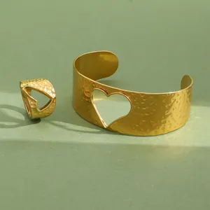 Ensemble de bijoux en or martelé avec découpes en cœur incluant bracelet et bague