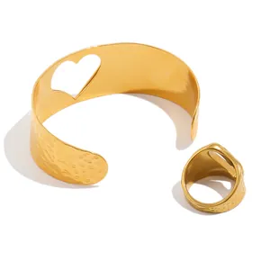 Vue détaillée de l'ensemble bracelet et bague martelés plaqué or 18 carats avec cœur