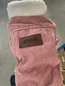 Dettaglio gilet per cani in velluto rosa con colletto in lana d'agnello bianca