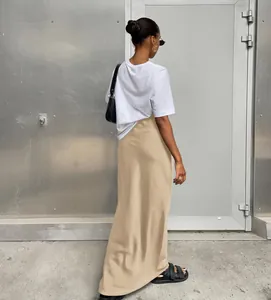 Vue arrière d'une jupe longue en satin kaki à taille haute pour un style très élégant.