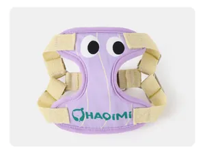 Détail du harnais pour chien réglable violet avec un design mignon d'yeux