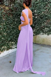 Vista laterale dell'abito lungo plissettato lavanda senza spalline con cut-out.
