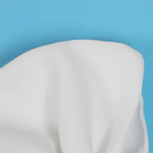 Primer plano del detalle de la textura de la tela blanca lisa para conjunto falda.