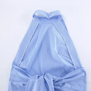 Gros plan sur un haut licou à rayures bleues orné de strass thermocollants scintillants