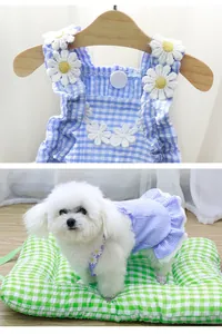 Blau-weiß kariertes Haustierkleid mit Gänseblümchen-Applikationen für kleine Hunde