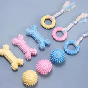 Varietà di giochi per cani color macaron: ossa, anelli e palline con punte in TPR.