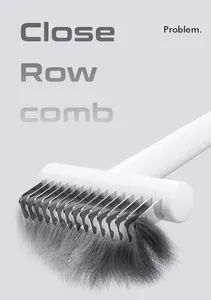 Primer plano de las cuchillas de acero inoxidable de un peine para mascotas eliminando el pelo suelto