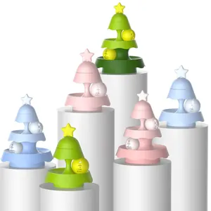Interaktives mehrstufiges Weihnachtsbaum-Katzenspielzeug mit leuchtenden Kugeln.