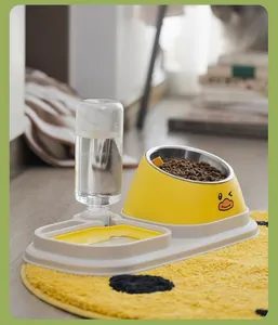 Detailweergave van schuine roestvrijstalen voerbak met automatische waterdispenser
