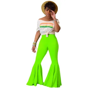 Vista completa de pantalones de campana verde neón con una camiseta blanca gráfica