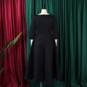 Rückansicht eines eleganten schwarzen Abendkleids mit halben Ärmeln und weitem Rock
